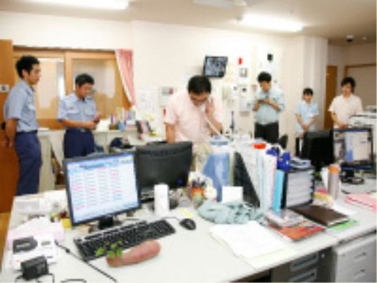 スタッフの仕事場面