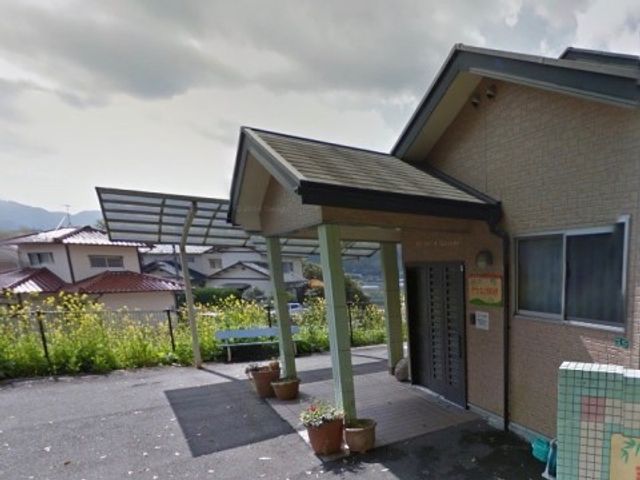 明るいエントランスの一部 外観 ゆったりとした庇がある入口は、来訪者を迎え入れる温かな印象を与えます。動線に配慮された設計で、安心して勤務できる環境です。