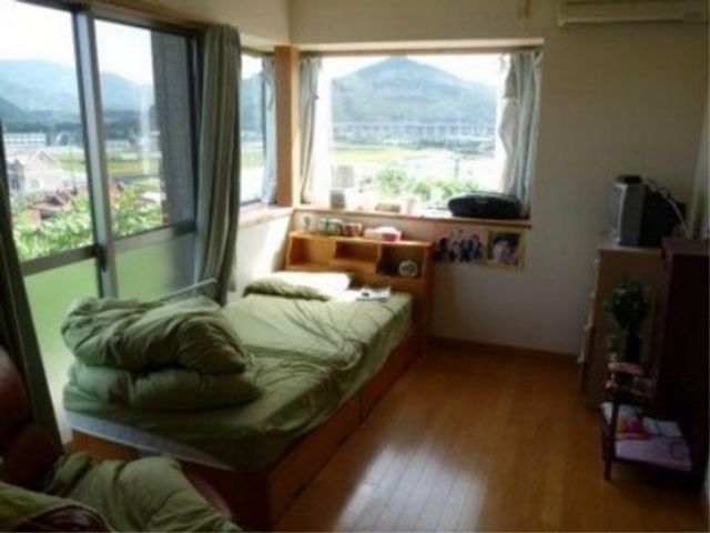 窓辺の明るい居室 居室 広々とした窓からは自然光が差し込み、居心地の良い個室です。日々の暮らしを彩るお気に入りの品々で、心落ち着く空間をお楽しみいただけます。
