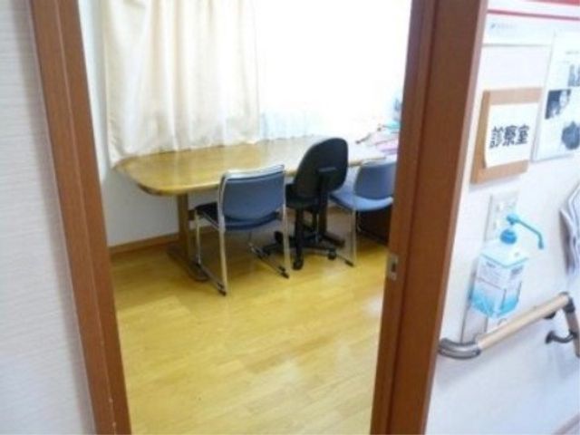 木目調の落ち着いた会議室 診察室 ゆったりとした会議室で、職員同士のコミュニケーションも取りやすい環境です。ここでチームミーティングが行われます。