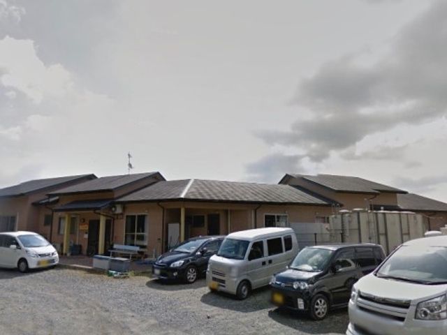 広々した施設外観 外観３ 開放的な空間が広がる静かな施設外観。利用者の方々が快適に過ごせる配慮が感じられます。