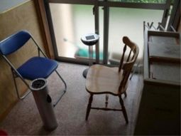椅子とテーブルのある部屋