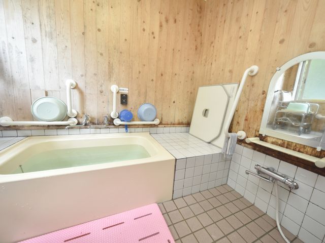 木目調の快適な浴室 バスルーム 手すり完備で安全を配慮した浴室です。心地よい木の温もりに包まれながら、ゆったりとしたバスタイムをサポートします。