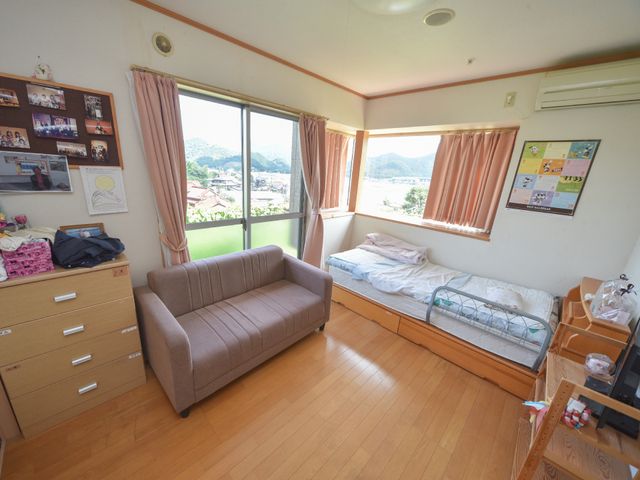 居室の明るい空間 個室 個人の趣味や写真で飾られたあたたかみのある居室です。窓からは自然光が差し込み、開放感にあふれています。