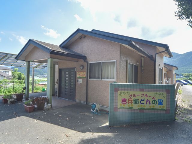 明るい外観の建物 施設外側 自然に囲まれた快適なエントランスを備え、訪れる方を暖かく迎えます。のどかな景色が心を和ませ、穏やかな日々のスタートを演出します。