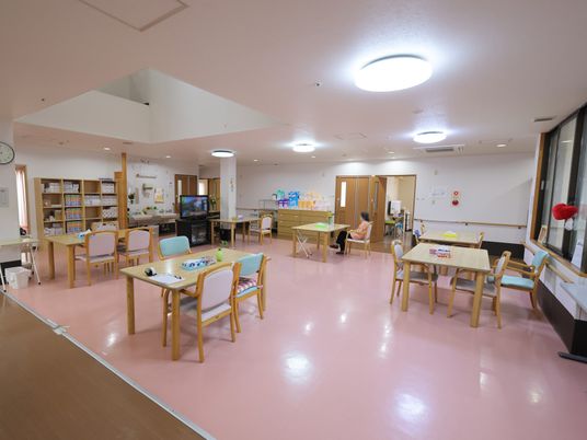 明るい食堂の様子  