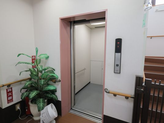 明るいエレベーター前  