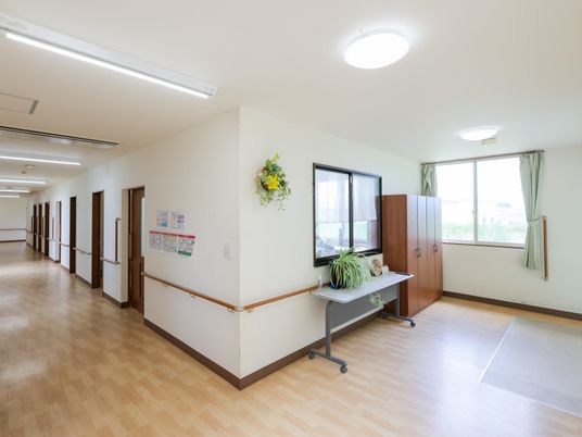 明るい廊下の掲示物  