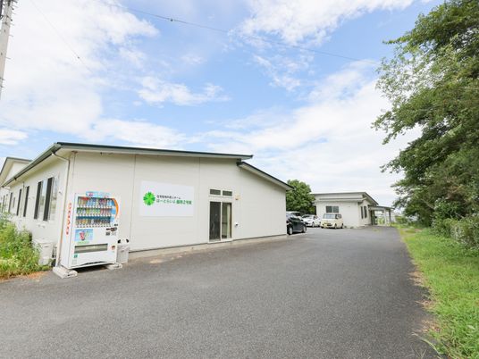 施設外観と駐車場の様子  