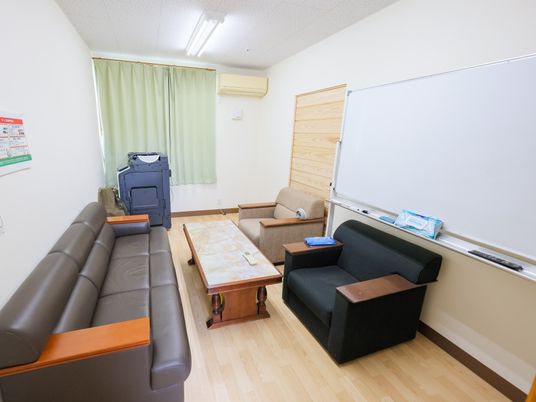 ソファと白板の休憩室  