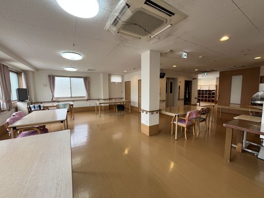 自然光が入る空間のエアコン