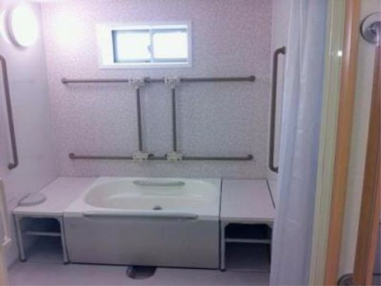 施設の写真 「善幸苑 東住吉」の浴室。介助手すりを多く設置し、入居者様のサポート環境を整えている。