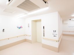手すり付き廊下