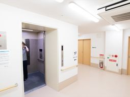 廊下とエレベーターの入口