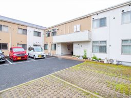 白壁の建物と駐車場