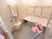 サムネイル 浴室の壁は、大理石風のデザインになっており上品な雰囲気である。広い洗い場スペースには、バスチェアーが置いてある。