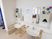 サムネイル 大きな鏡の付いた洗面台が、２つ並んで取り付けられている。真ん中のスペースに、手洗いの仕方が書かれた紙が貼ってある。