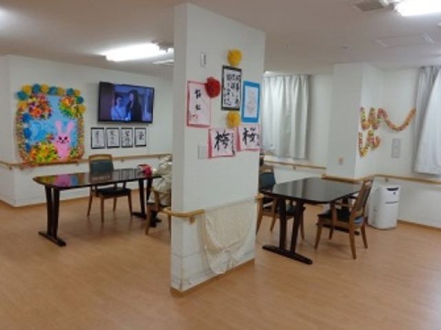 多彩な活動の多目的室 リビング 課題作品を飾る壁やテレビがあり、明るく活気のある共有スペースです。皆さまの趣味や交流の場としてご活用いただけます。