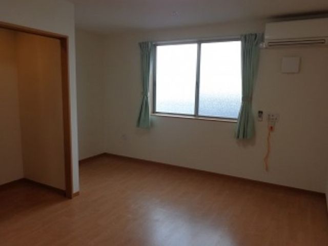 広々とした明るい居室 居室 ゆったりとした空間の居室です。窓からは自然光が差し込み、快適な生活を支える環境が整っています。