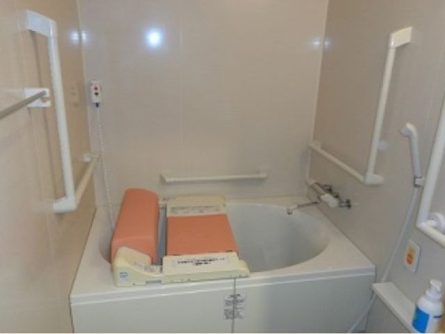 バリアフリーな浴室設備 居室浴室 安全に配慮された設計の浴室です。手すりや座浴椅子があり、安心してご利用いただけます。