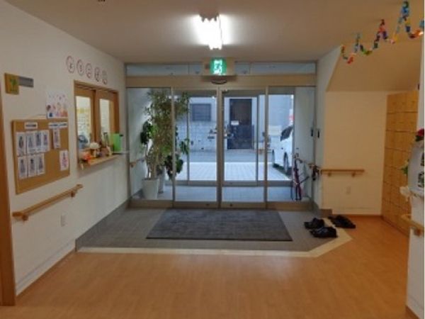 エントランスの明るい空間