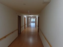 明るく清潔な廊下