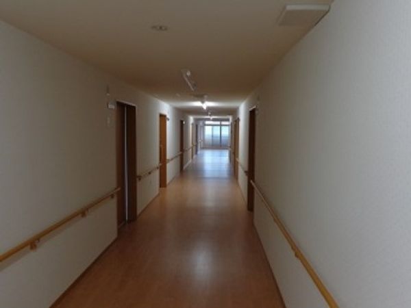 明るく清潔な廊下