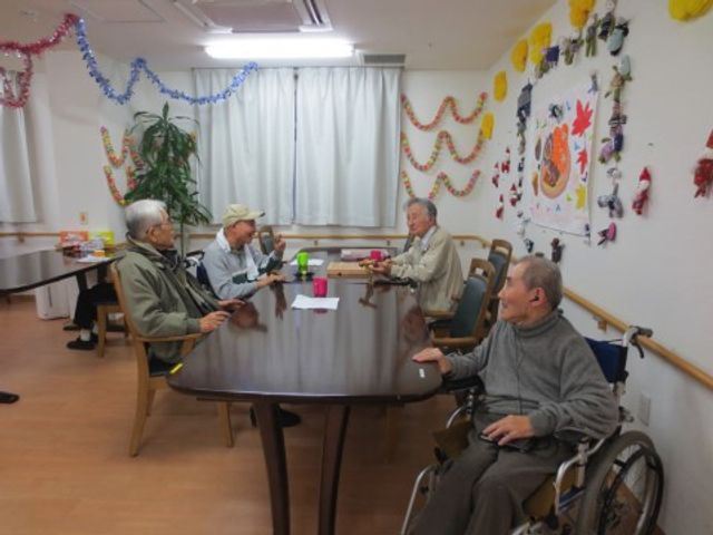 活気ある多目的室 ご入居者様方の談話 ゆとりある空間の多目的室です。利用者の方々が社交的なひと時を過ごされています。