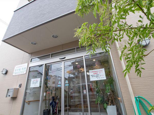 清潔感ある建物エントランス