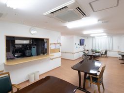 広々とした明るい食堂