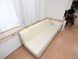 清潔なラウンジのソファ