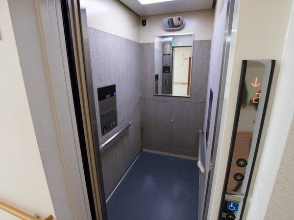 清潔感あるエレベーター内部