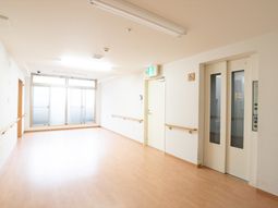 明るい廊下とエレベーター