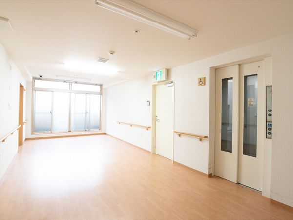 明るい廊下とエレベーター