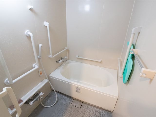 手すり付き明るい浴室 浴室 安全に配慮された設計の浴室です。手すりが多く設けられ、快適にご利用いただける環境が整っています。