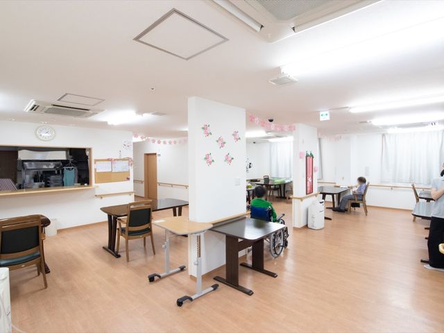 明るい共有スペースの様子 共有スペース ゆったりと配置されたテーブルと椅子が特徴の食堂です。手厚いサポート体制で快適な就業が期待できます。