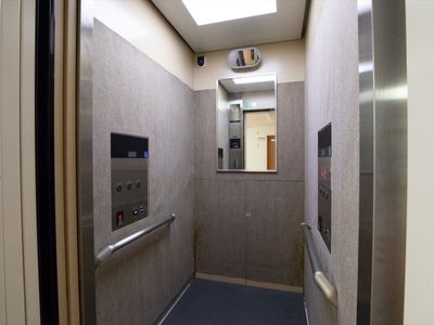 清潔なエレベーター内部