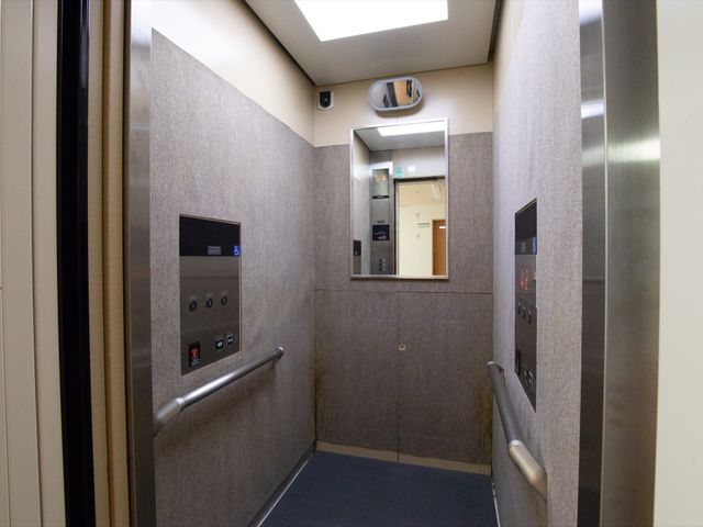 清潔なエレベーター内部 エレベーター 手すり付きのエレベーターは、快適な移動を支えます。床は滑りにくい素材で、安全も配慮されています。