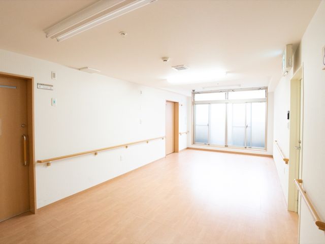 清潔感のある広々とした廊下 廊下 手すり付きの廊下はゆったりとしており、バリアフリー設計になっていますので、日々の移動も安心です。
