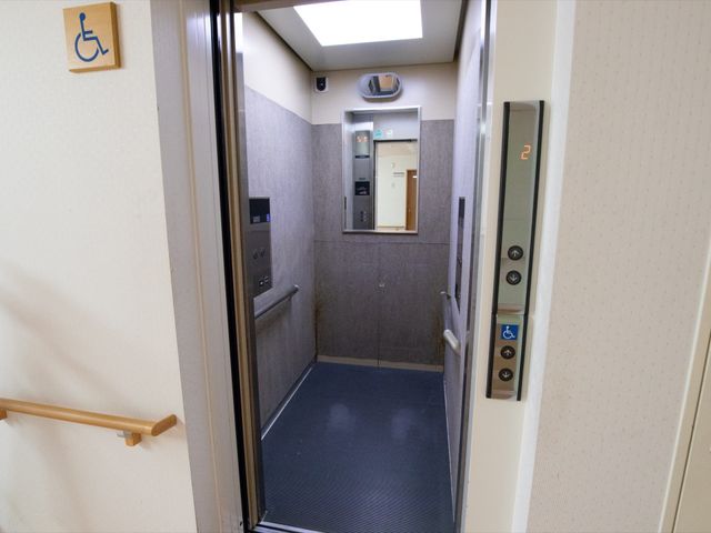 バリアフリーなエレベーター エレベーター 手すり付きで幅広のエレベーターは、車いすの方も快適に利用できる設計です。明るく清潔感のある移動空間を提供しております。