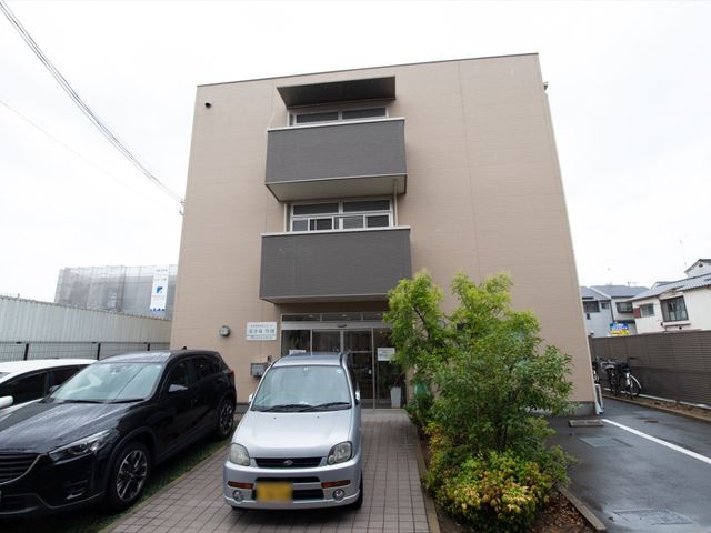 多階層の建物外観 外観 清潔に保たれた外観が印象的です。職場環境の良さを感じ取っていただけるでしょう。