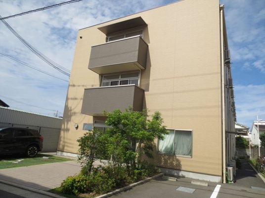 ベージュの建物外観  