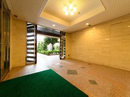 明るいエントランスホール