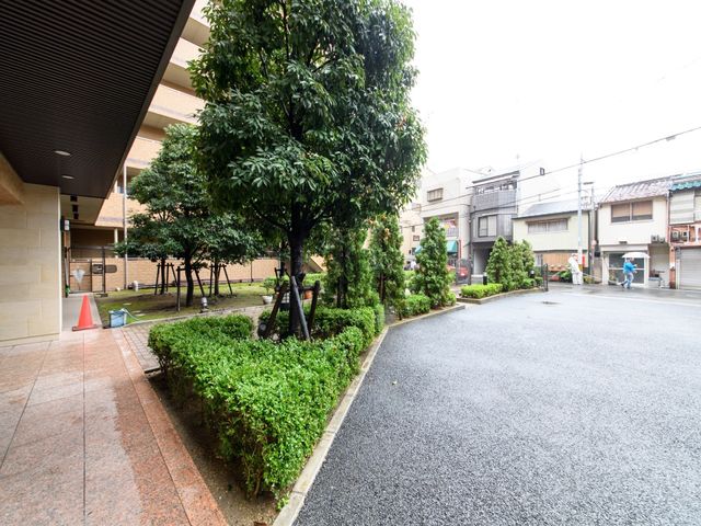 緑豊かな施設の外観 植え込み ゆったりとした庭園が見える外観です。自然の風を感じながら、心地よい環境でのお仕事をご検討ください。