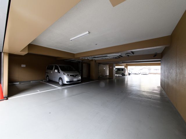 広々とした駐車場 駐車場 広々とした駐車スペースは、来訪者の方々が安心してご利用になれる環境を提供しています。