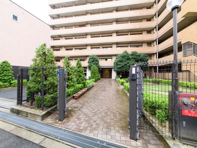 エントランスと緑の様子 外観 ゆったりとした通路に囲まれたエントランスがあり、緑が豊かな印象を与えます。毎日の通勤が心地よい空間です。