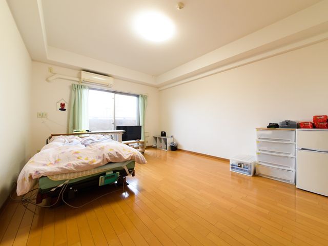 広々とした明るい居室 居室 広々とした居室には、窓から自然光が差し込み、快適な生活空間を提供しています。プライバシーを守りつつ、必要な設備が整った空間です。