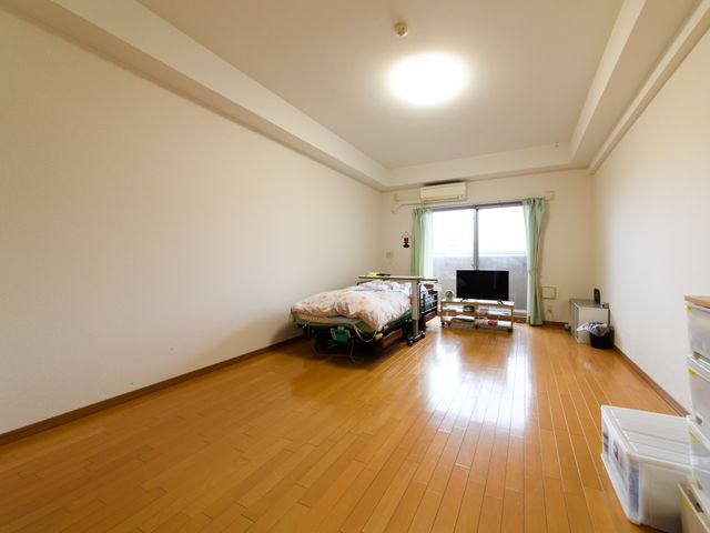 広々とした明るい居室 居室 ゆとりある空間の居室です。天井の高さと大きな窓が、開放的な雰囲気を生み出しており、日当たりも良好です。