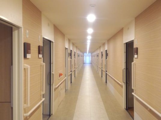 清潔な廊下の一望