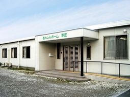 白基調の建物と緑の看板